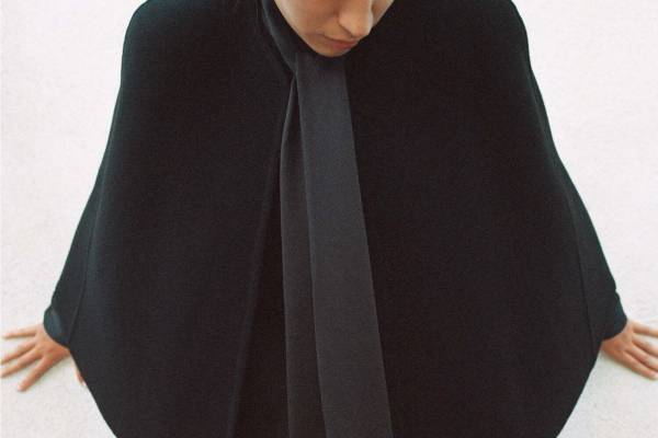 クロエ×アンジェリーナ・ジョリー「アトリエ・ジョリー」“優美とミニマルの融合”ケープ＆ドレスなど