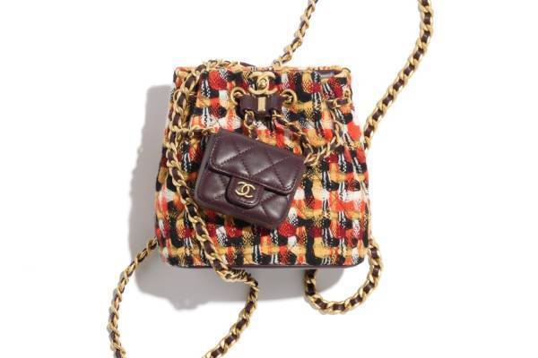 シャネル新作に“グラデカラー”ハンドバッグ＆マクラメ編みホーボーバッグ、バックパックは大胆ツイードに