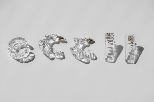 ガラスメーカー「ハリオ」"枝の雨氷”着想のアクセサリー、すじ模様のピアス＆リングなど