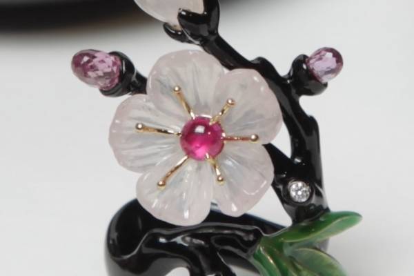 イタリア発ハイジュエリー「スカヴィア」日本初の旗艦店が帝国ホテル 東京に、花咲く限定リングも