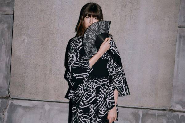 ヴィヴィアン・ウエストウッド レッドレーベル新作浴衣“重なる「オーブ」”総柄、シャークソールの雪駄も