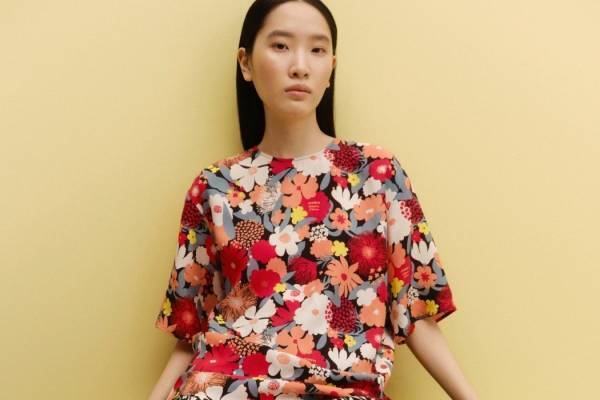 マリメッコ23年プレフォール新作ウェア、フローラル柄トップス＆ウニッコ柄のレザーバッグなど