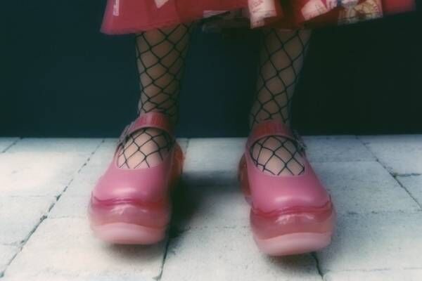 ミキオサカベ×ピンクハウス、オーバーサイズなピンクのMA-1＆&quot;タグや刺繍入り”メリージェーン