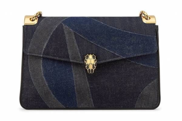 ブルガリ「セルペンティ」“デニム素材”の新作バッグ、鮮やかブルーのハンドルバッグも