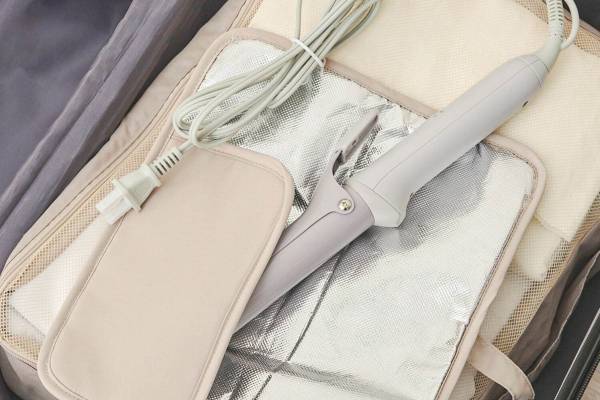 3COINS×JTBのトラベルグッズ - 荷物整理に便利な圧縮バッグ＆ポーチ、柔らかいクリーム色で