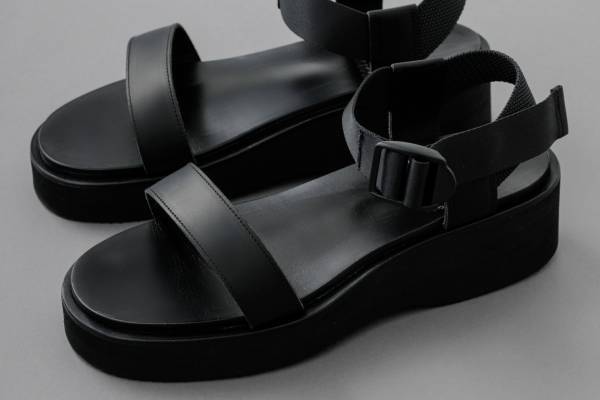 ヨー ビオトープ“オールブラック”厚底サンダル、インソールブランド「フットワークス」別注で