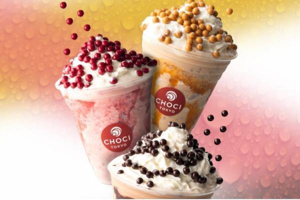 チョコレートボール専門店「チョキ東京」のアイスシェイク、赤いパールトッピングのラズベリー味など