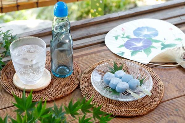 “ラムネ風味”のわらび餅「串わらび」爽やかラムネ×レモンの懐かしい味わい、京都駅限定で