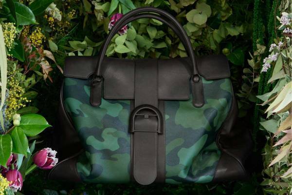デルヴォーのバッグ「ブリヨン」がオーバーサイズ＆カモフラ柄に、仏デザイナーとコラボ