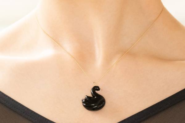 ハリオ×バレエ公演『白鳥の湖』“ブラックスワン”主役のガラスネックレス、新国立劇場とコラボ