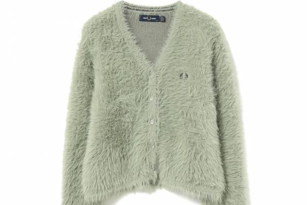 フレッドペリー×レイ ビームス新作カーディガン、Vネック＆ショート丈の“ふわふわ”シャギーニット