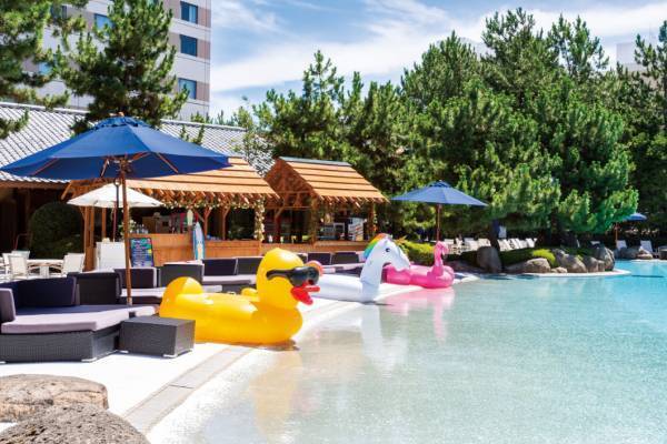 ヒルトン東京ベイ、首都圏ホテル最大級「ガーデンプール」夜間ライトアップ＆プールサイドで手ぶらBBQも