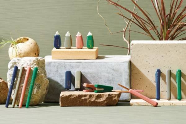 コクヨの新作文具“くすみカラー”の2WAYペンや修正テープ、持ち運びしやすいミニサイズで