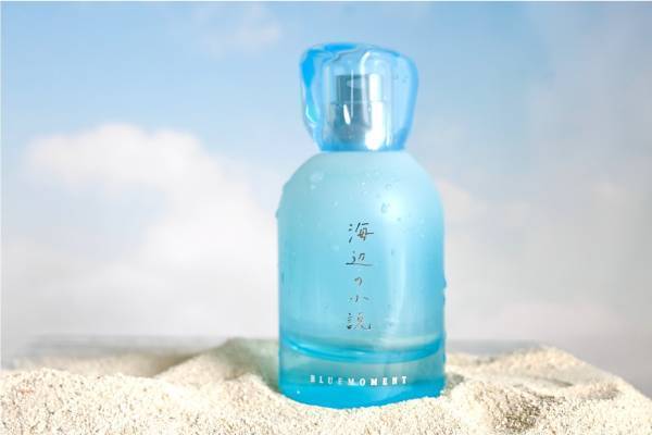 出版社生まれの香水「秘めごとトワレ」“海辺の小説”着想の新作、オレンジが弾ける夏の香り