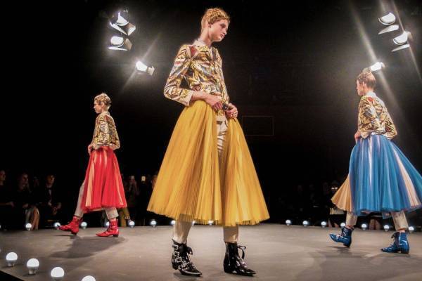 アンダーカバー新作写真集『レコード.』“ショーの舞台裏”やアトリエの様子を記録、限定Tシャツも