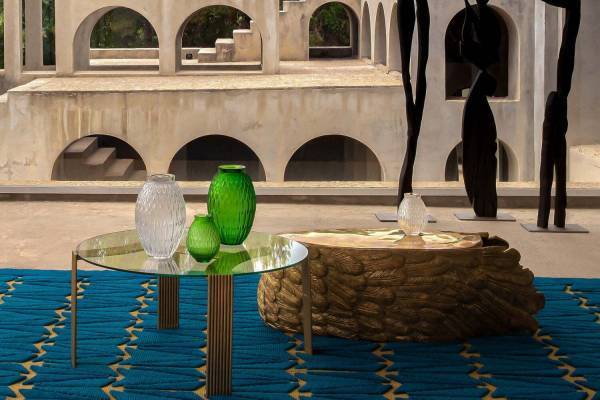 ラリックのクリスタル《アンプラント アニマル》に新作、グリーン×“羽毛”のフラワーベースなど