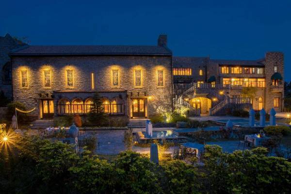 “泊まれるステンドグラス美術館”が静岡にオープン、英国様式のミュージアムに1日1組限定宿泊