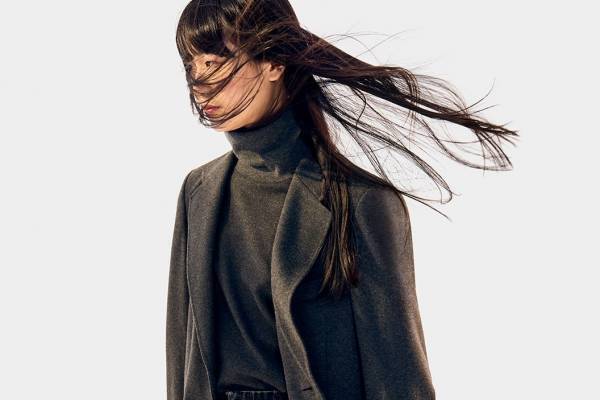 ユニクロ ユー23年秋冬ウィメンズ新作、“こっくり深みカラー”のアウターやジャージーセットアップ