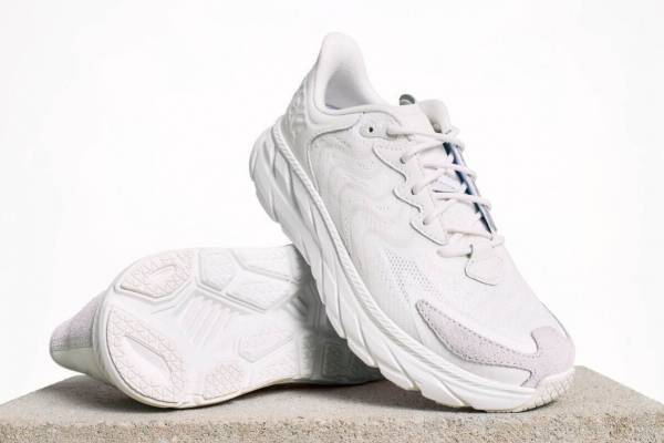 ホカ“厚底ソール”の新作ユニセックススニーカー、レザー×スエードの異素材アッパーで