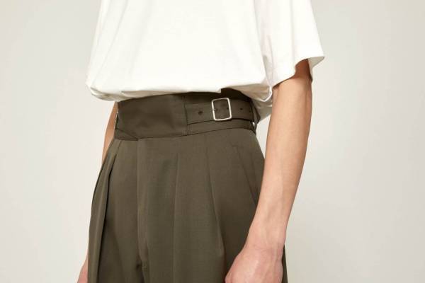 ザ・リラクス“英国軍グルカパンツ”ベースのウールパンツをオリーブ色で、1LDK別注