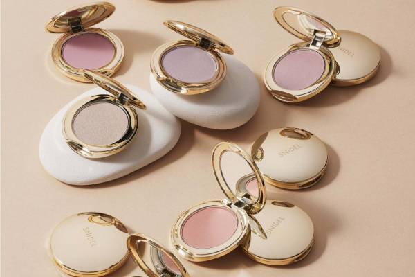 スナイデル ビューティ23年秋コスメ、ピュアな血色カラーチーク&“発光肌”が叶うUV化粧下地