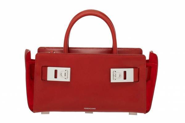 フェラガモ23年秋新作トートバッグ、“横長シルエット”＆ロゴ入りショルダーストラップ付き