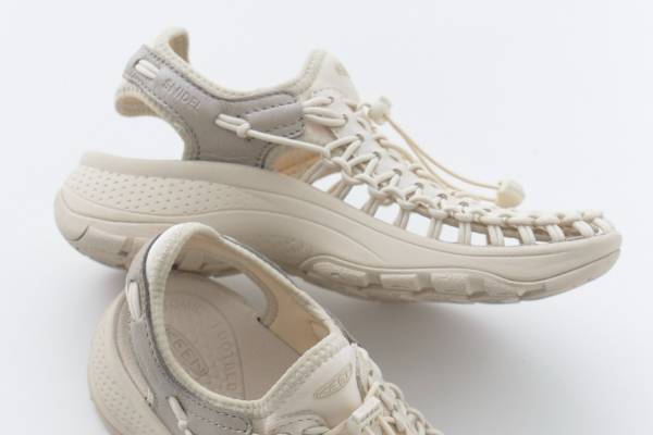 スナイデル×キーンのコラボサンダル、「ユニーク」ヒール型の新作を限定“アイボリー”カラーで