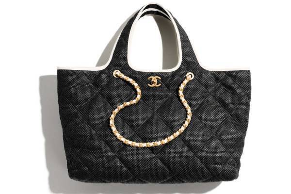 シャネル「ココ ビーチ コレクション」モノトーンとピンクで彩る“星柄”スイムウェアやかごバッグなど