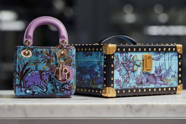 ディオール、“インドの動植物”×トワル ドゥ ジュイの「レディ ディオール」マイクロバッグ