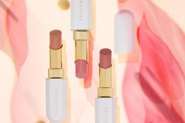トーン23年秋コスメ「咲き誇る花々」着想の新リップスティック、ひと塗りで“もっちり生っぽ”唇に