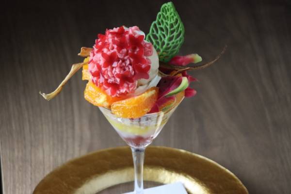 夜パフェ専門店「ぱふぇんちゅ」が沖縄にオープン、黒糖×ちんすこうの“琉球パフェ”やフラワー寒天など