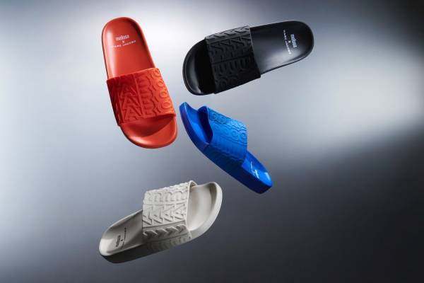 メリッサ×マーク ジェイコブスのコラボサンダル、“大胆ロゴ入り”シルバーの厚底クロッグなど