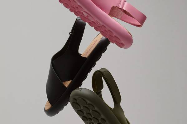 カンペールの新ユニセックスライン「ペロータス フロータ」“ボール状”厚底クロスサンダルなど