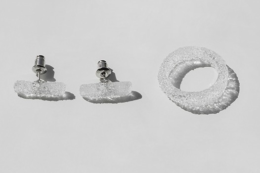 ガラスメーカー「ハリオ」海面のように“ガラスの粉”が煌めくアクセサリー、ピアス＆リングなど