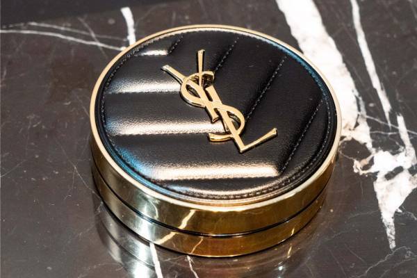 イヴ・サンローラン、名品クッションファンデ「アンクル ド ポー ルクッションN」が23年秋に進化