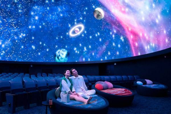 天の川の下で眠る「熟睡プラ寝たリウム」横浜・プラネタリア YOKOHAMAで、星座の解説を聴きながら