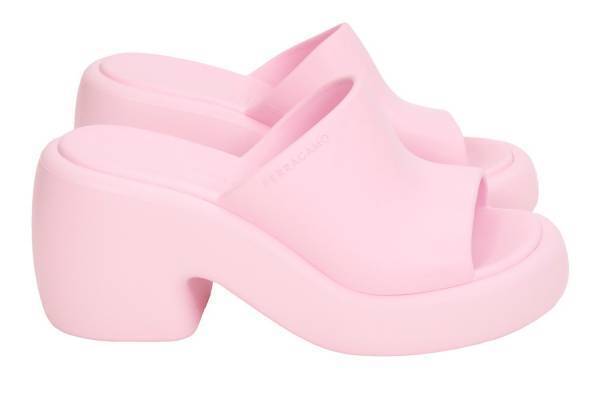 フェラガモ23年新作ラバーサンダル、“ぷっくり”丸みシェイプ＆ピンクやレッドなど全3色で