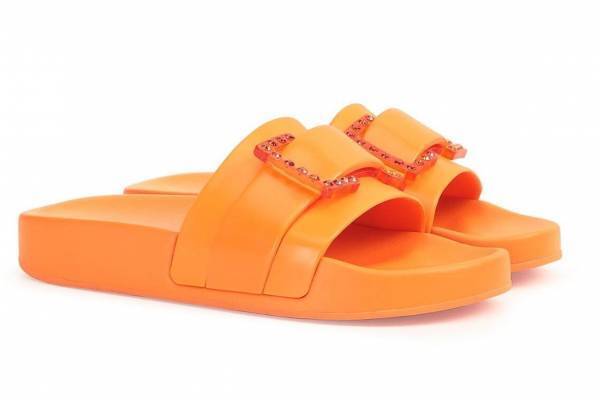 セルジオ ロッシ“クリスタル輝く”新作サンダル、バックル付きスライドサンダルなど