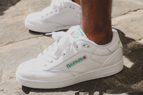 ビームス“肉厚シュータン”別注ホワイトスニーカー、リーボックの人気「クラブ シー」ベースで