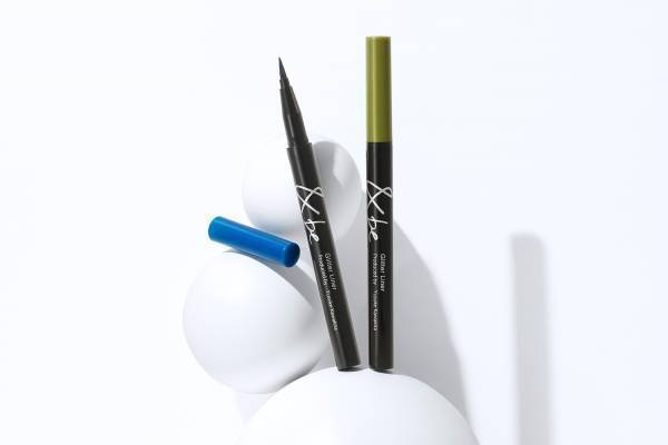 河北裕介プロデュース「アンドビー」の23秋コスメ、“高輝度ラメ”輝くニュアンスカラーライナー