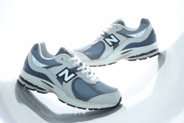 ニューバランス“電脳世界”着想のアトモス別注スニーカー「M2002R」ブルーの異素材アッパー