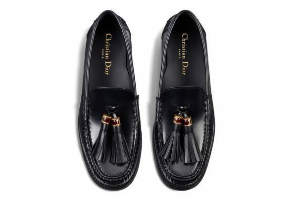 ディオール新作ローファー「D-アカデミー」“CとD”のイニシャル入りタッセル×漆黒のレザー