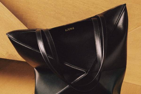 ロエベ「パズル」バッグに“オリガミ”着想の折りたためる新作トート、日本限定色も