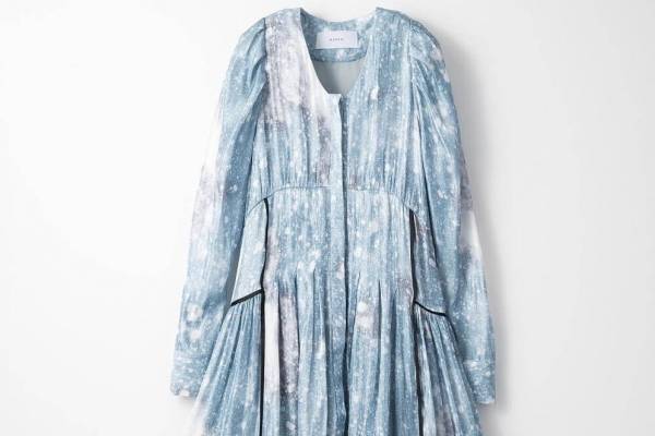 ミューラル“雪降りそそぐ”ロングドレス＆光沢をまとうプリーツスカート