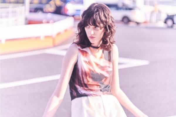 ファーファー“砂漠の花”シアートップス＆刺繍入りサボテンTシャツ、写真家・黄瀬麻以とコラボ