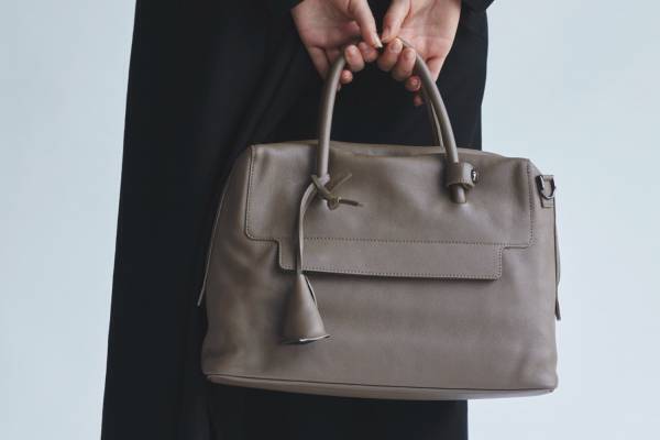 ディスコード ヨウジヤマモト新作バッグ、“変形”する3WAYショルダー＆1点物が新宿の限定ストアで