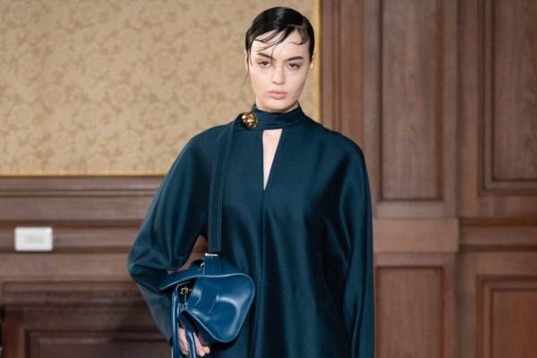 ハルノブムラタの新作、「エリアナ」ドレスに新色エメラルド＆シルクジャカードのダウンコート