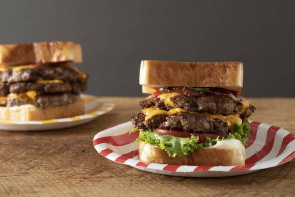 クラフトバーガー専門店「ジェービーズ トーキョー」渋谷ミヤシタパークに、“四角い”自家製ハンバーガー