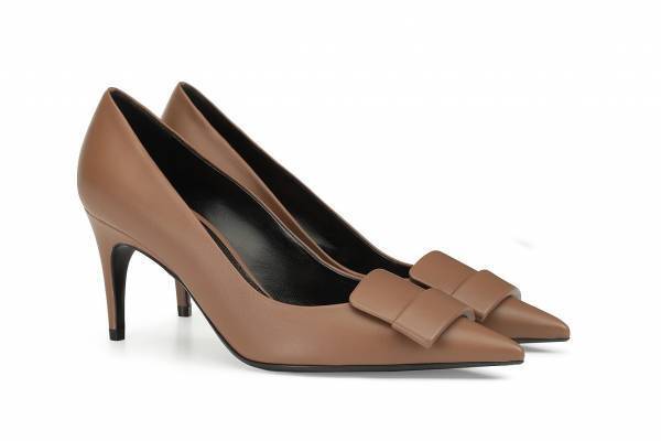 セルジオ ロッシ「sr1」"レザーカバープレート”の新作シューズ、ライトブラウンのパンプスなど