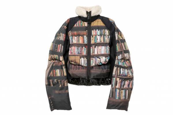 sacaiから映画『インターステラー』“本棚やモールス信号”プリントのドレス＆ジャケットなど